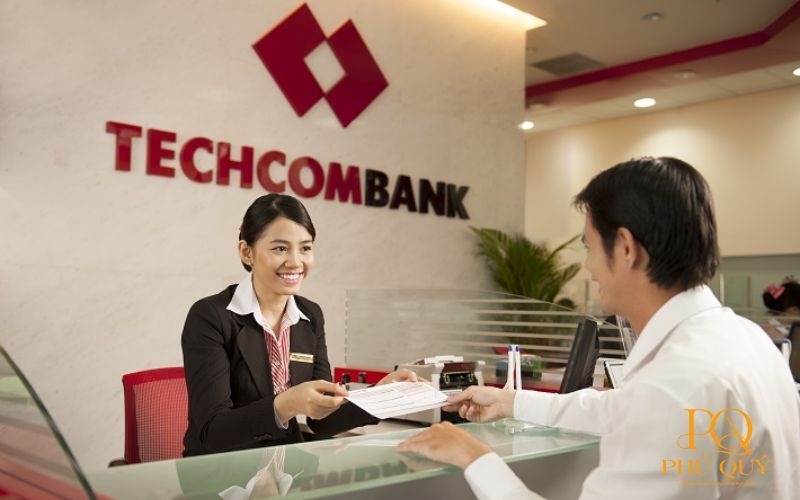 Dong-phuc-Techcombank-su-dung-mau-sac-tuoi-sang-tre-trung-sang-trong-1