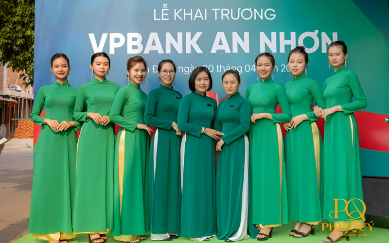 Ao-dai-dong-phuc-cua-VPBank-duoc-lam-tu-chat-lieu-lua-hoac-voan-cao-cap