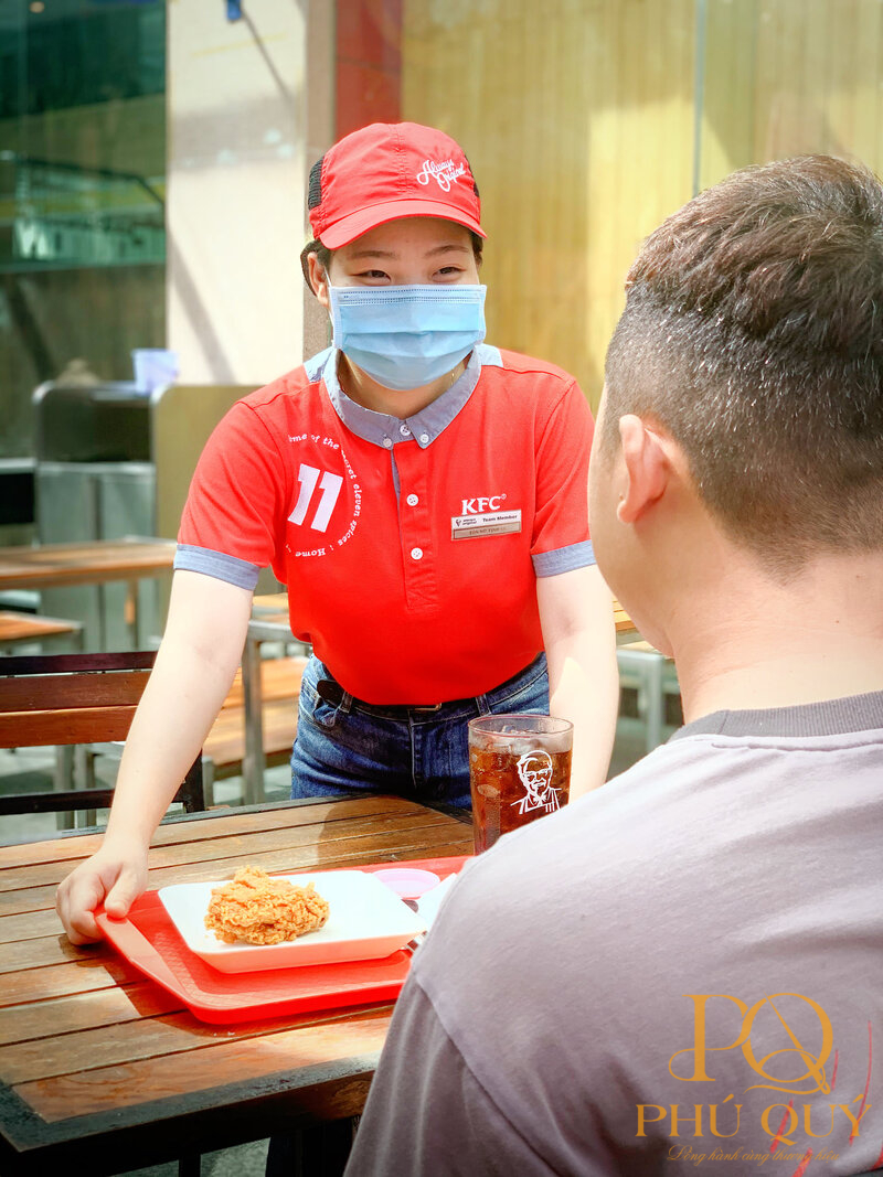 Ao-co-tru-dong-phuc-KFC-thanh-lich