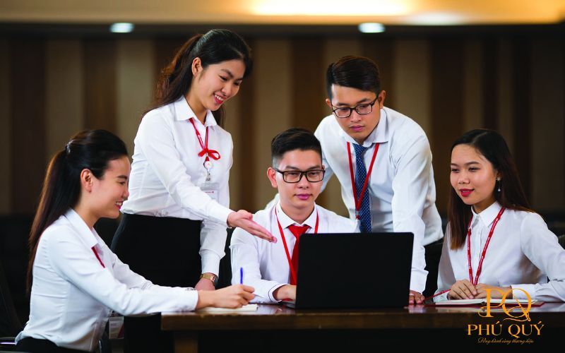 ao-so-mi-techcombank-noi-bat-voi-thiet-ke-don-gian-1.jpg