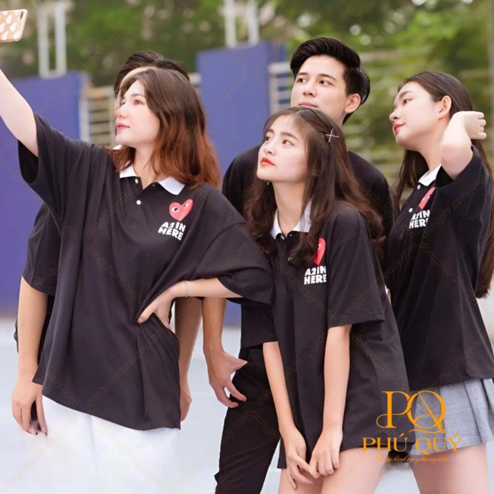 Áo thun đồng phục học sinh màu đen họa tiết trái tim