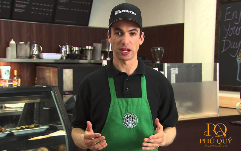 Chinh-giua-mu-dong-phuc-Starbuck-la-logo-cua-thuong-hieu