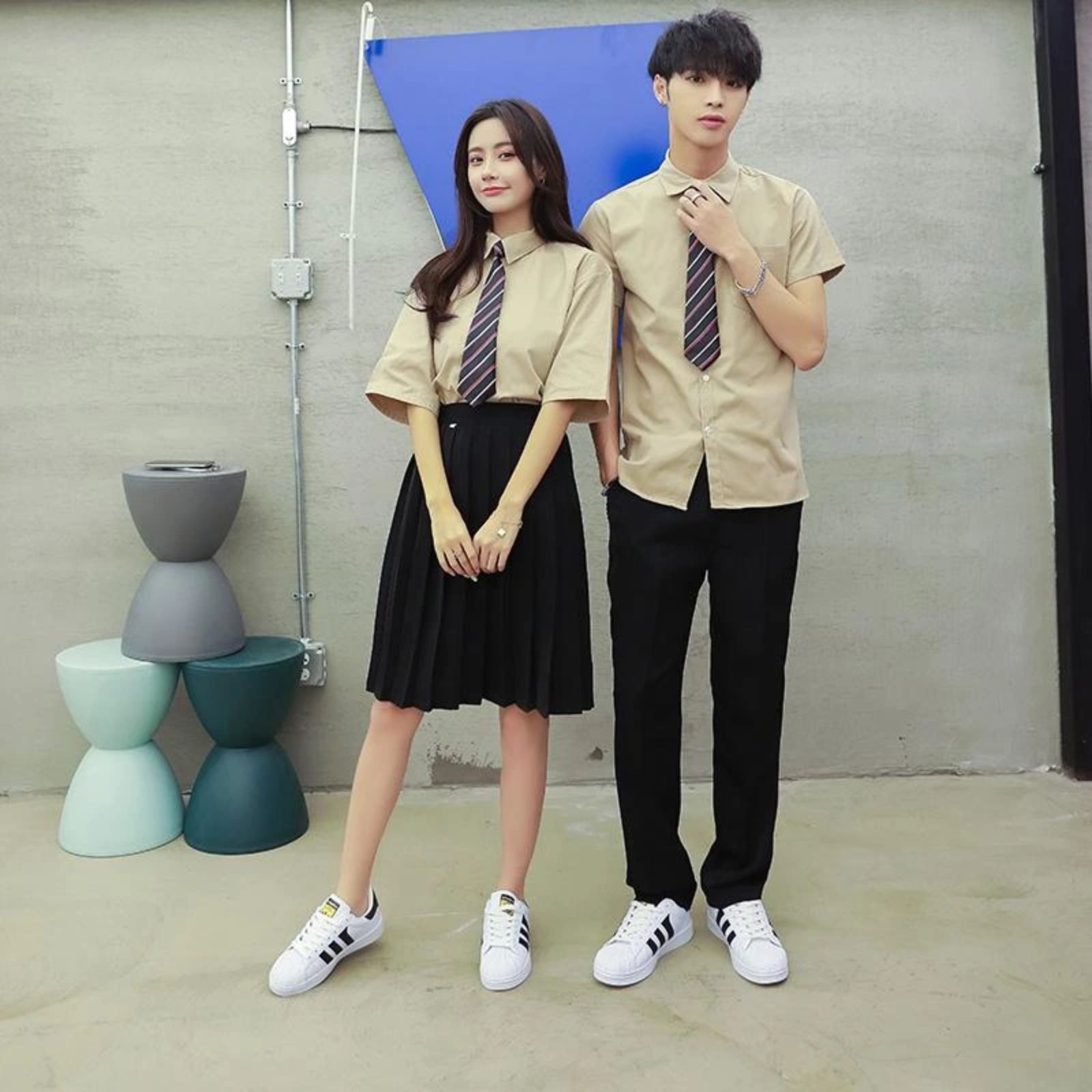 Đồng phục học sinh cấp 2 áo sơ mi màu vàng nhẹ