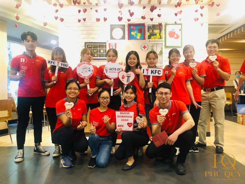 dong-phuc-kfc-voi-gam-do-noi-bat