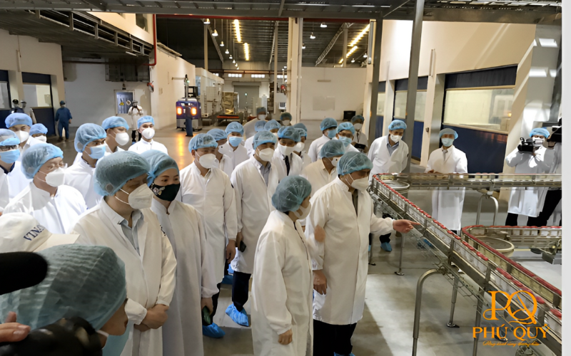 Dong-phuc-Vinamilk-cho-cong-nhan-san-xuat-tai-nha-may-sua-1