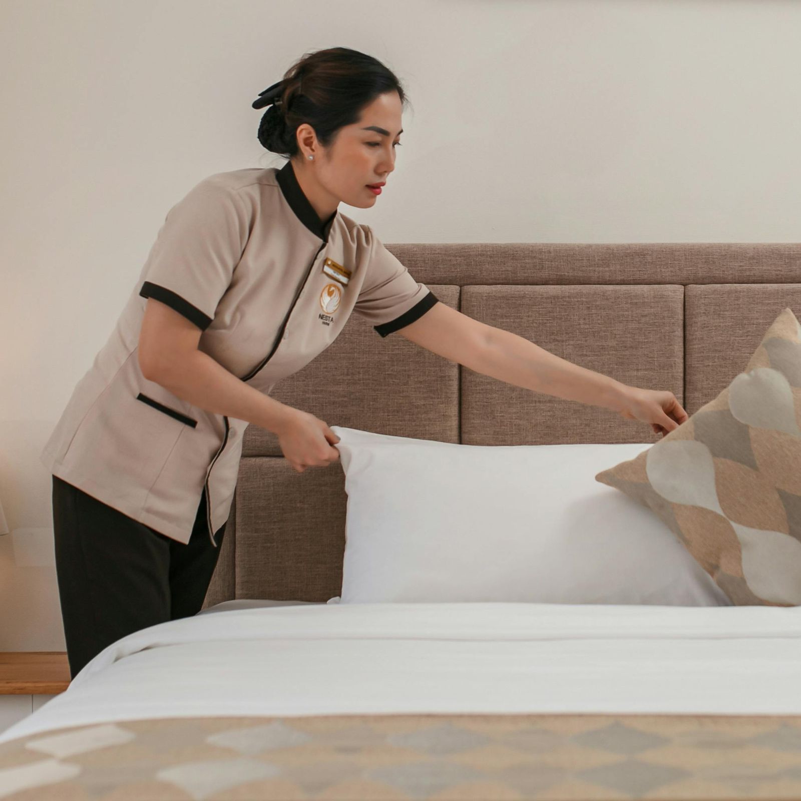 Mẫu đồng phục nhân viên khách sạn buồng phòng