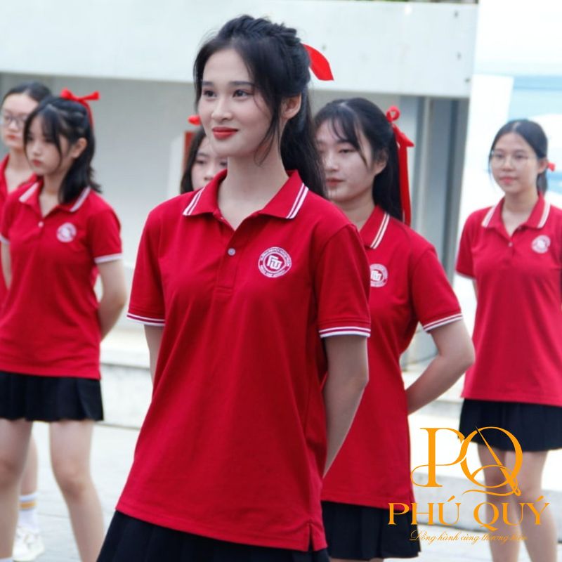 Mẫu áo đồng phục thể dục màu đỏ của trường Đại học Ngoại thương