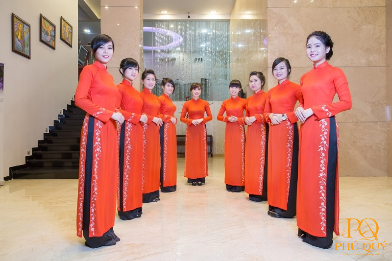 mẫu đồng phục nhà hàng áo dài cho lễ tân