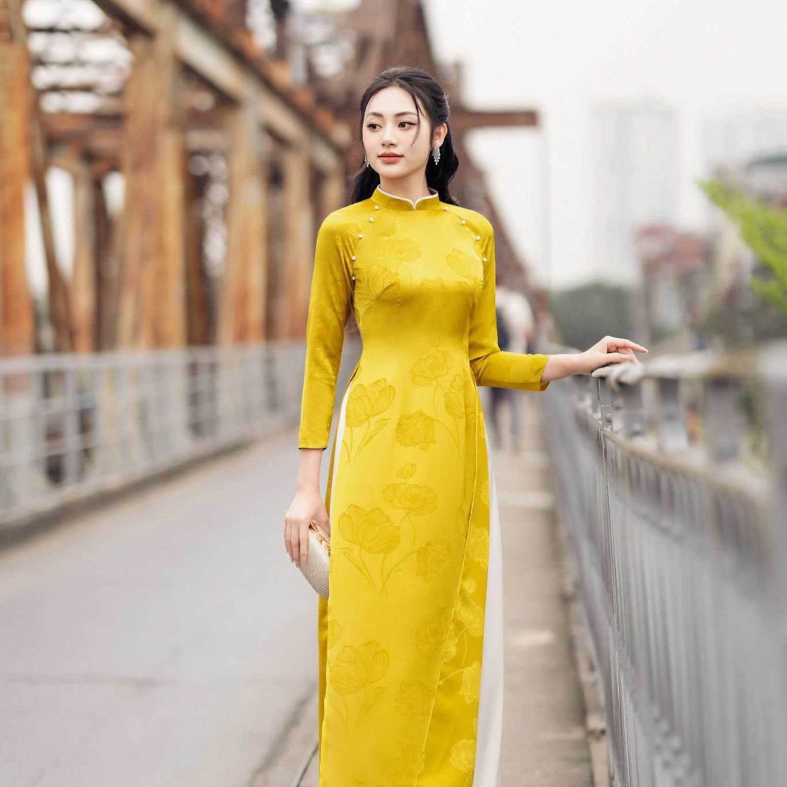 Đồng phục nhân viên lễ tân áo dài vàng có họa tiết