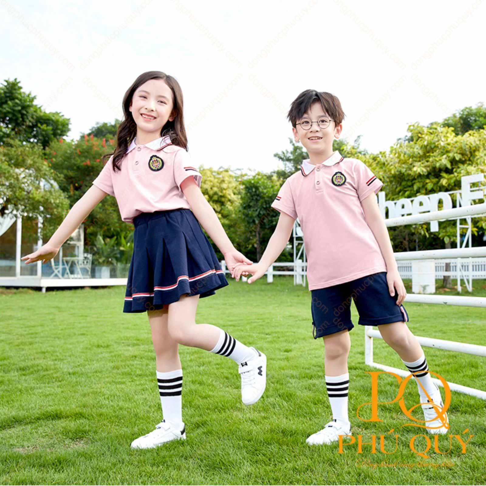 Mẫu đồng phục thể dục học sinh tiểu học cổ trụ phối quần short hoặc chân váy năng động