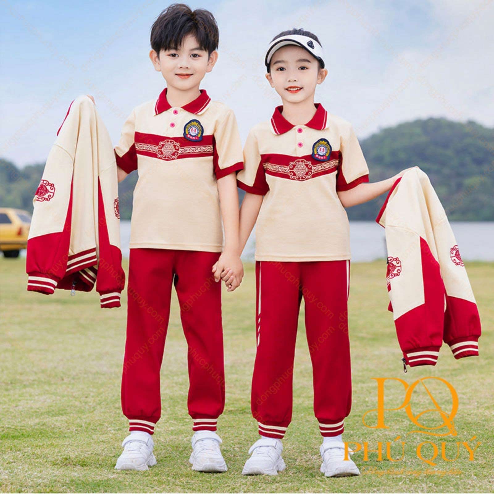 Mẫu đồng phục thể dục cấp 1 gồm áo khoác và quần dài, mang phong cách năng động, hiện đại