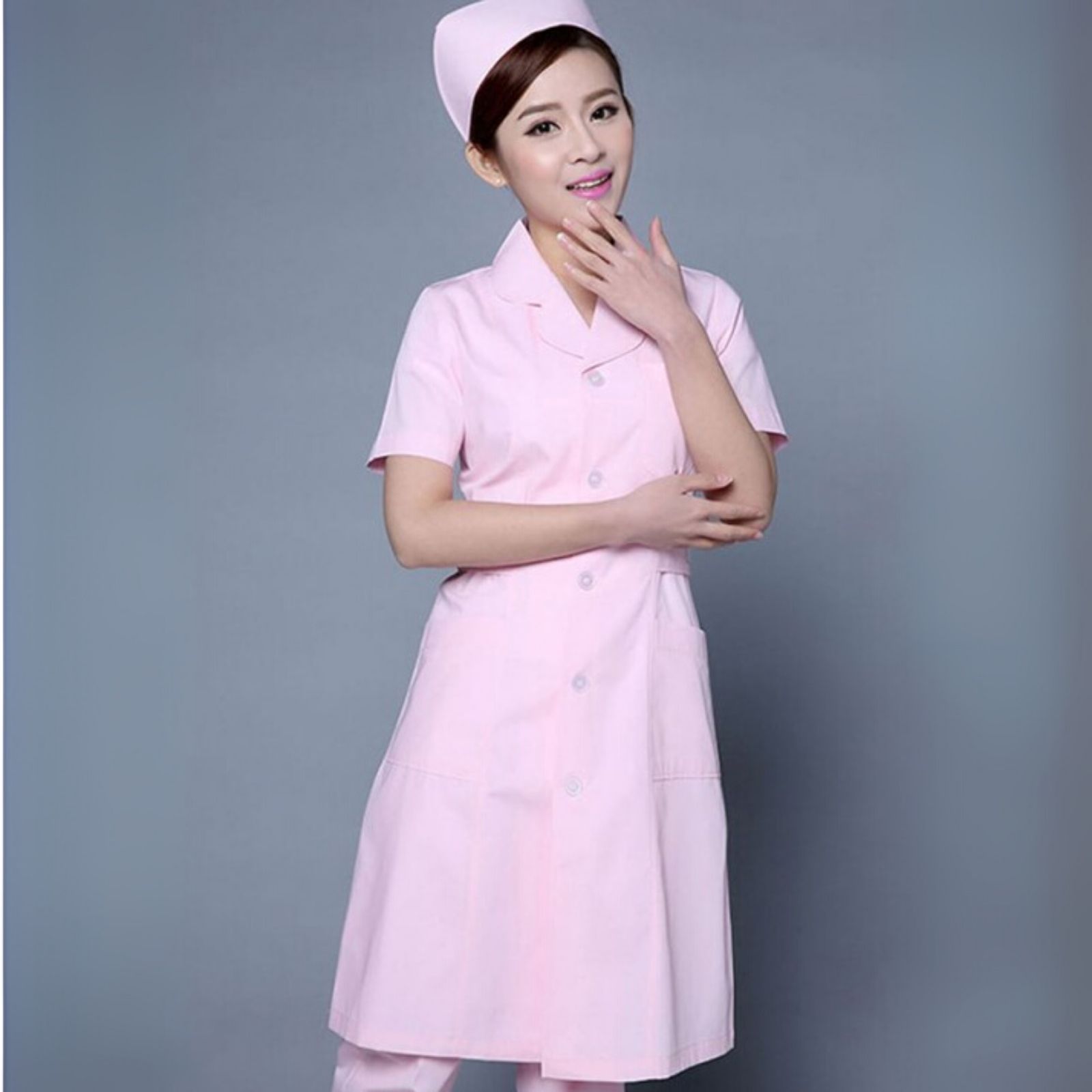 Mẫu đồng phục điều dưỡng màu hồng tay ngắn
