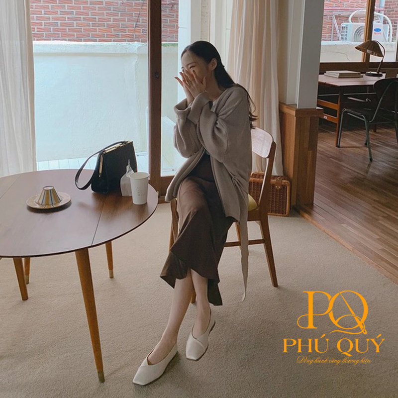 Chân váy công sở kết hợp giày bệt mũi vuông