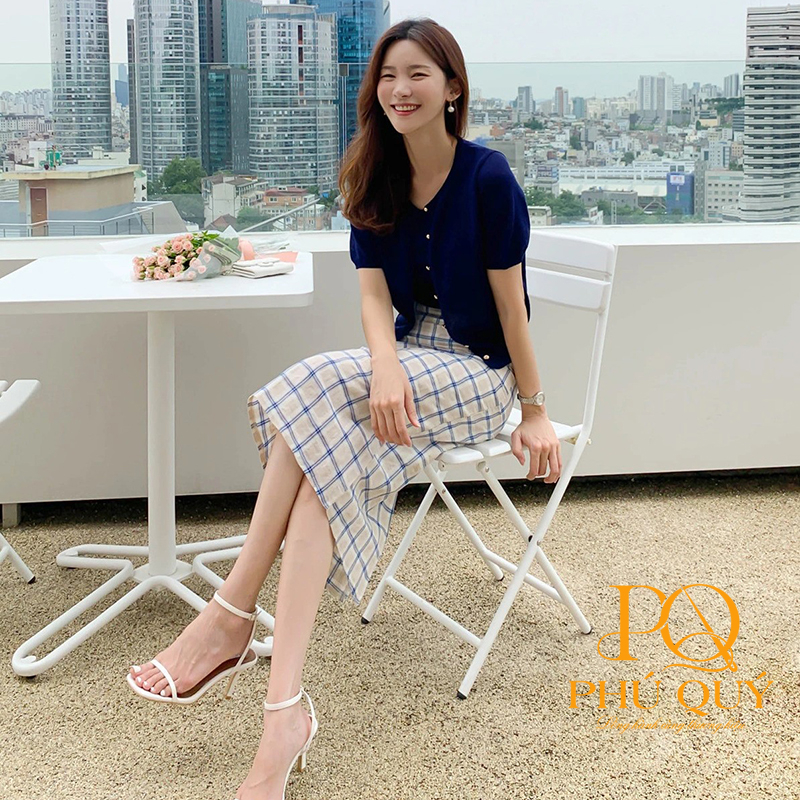 Kết hợp đồng phục váy công sở cùng giày sandal