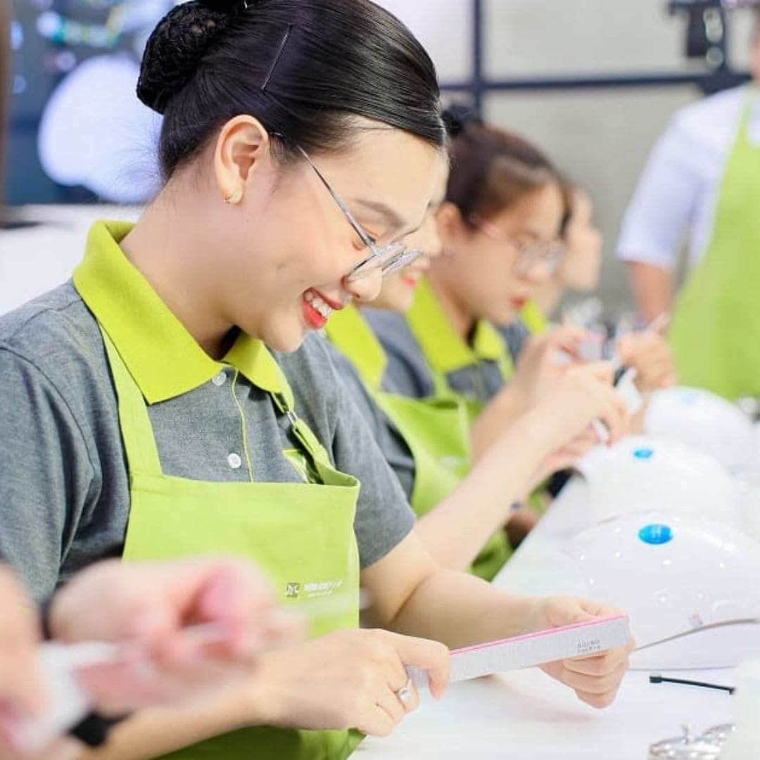 đồng phục cho tiệm nail cổ trụ