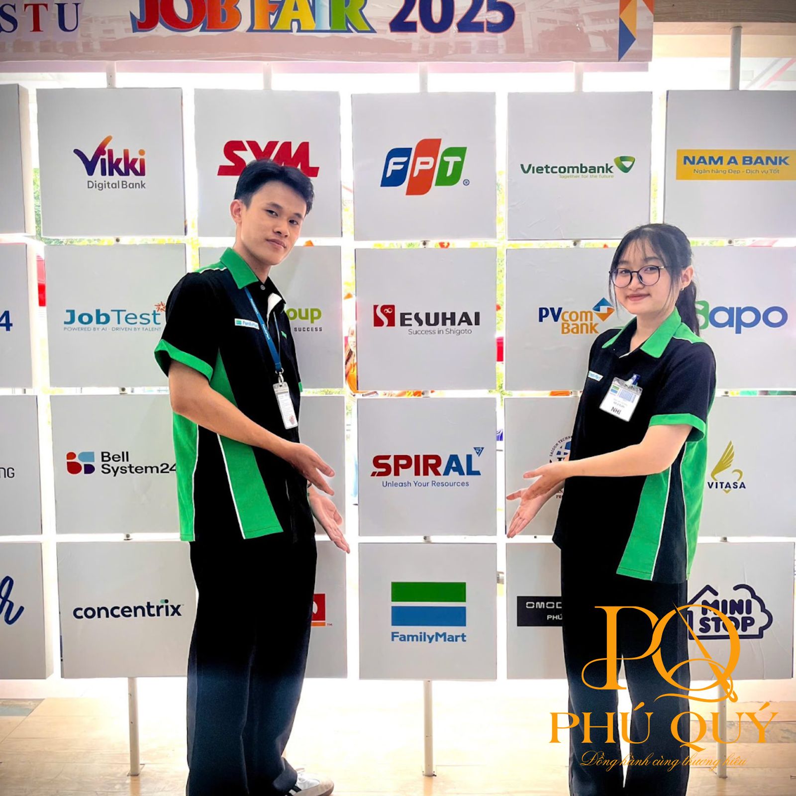 Mẫu áo sơ mi đồng phục nhân viên cửa hàng Family Mart