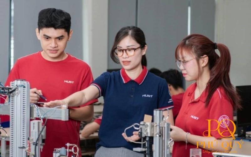 Đồng phục Đại học Bách khoa Hà Nội với áo polo đỏ năng động 