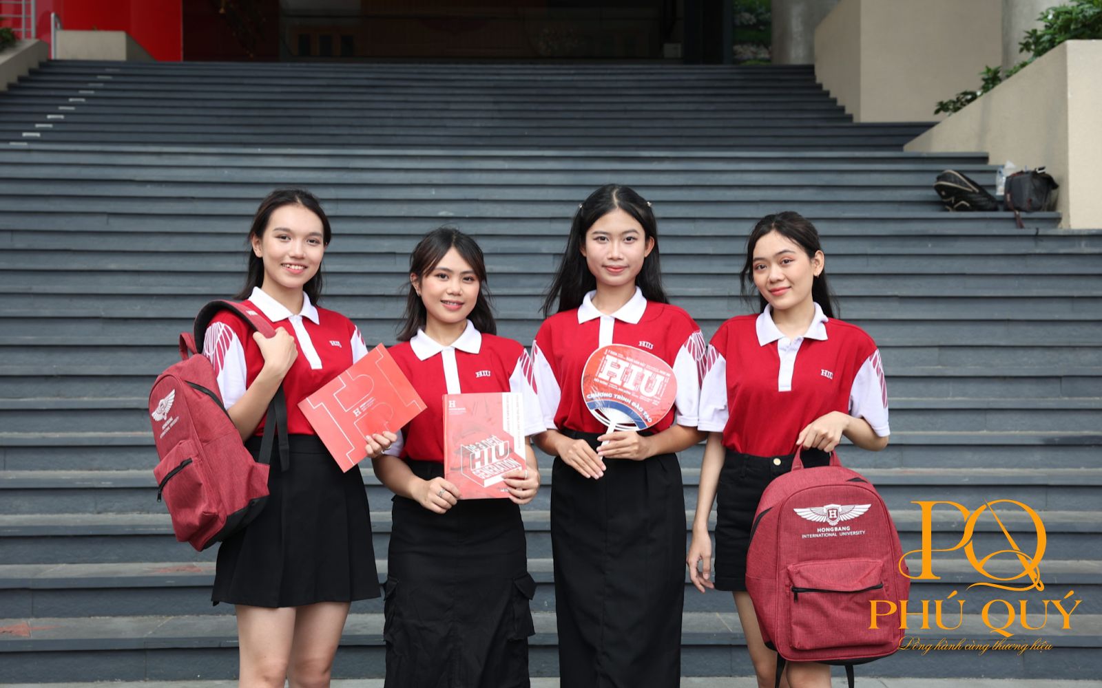 Đồng phục Hồng Bàng là một trong mẫu đồng phục các trường Đại học màu đỏ ấn tượng