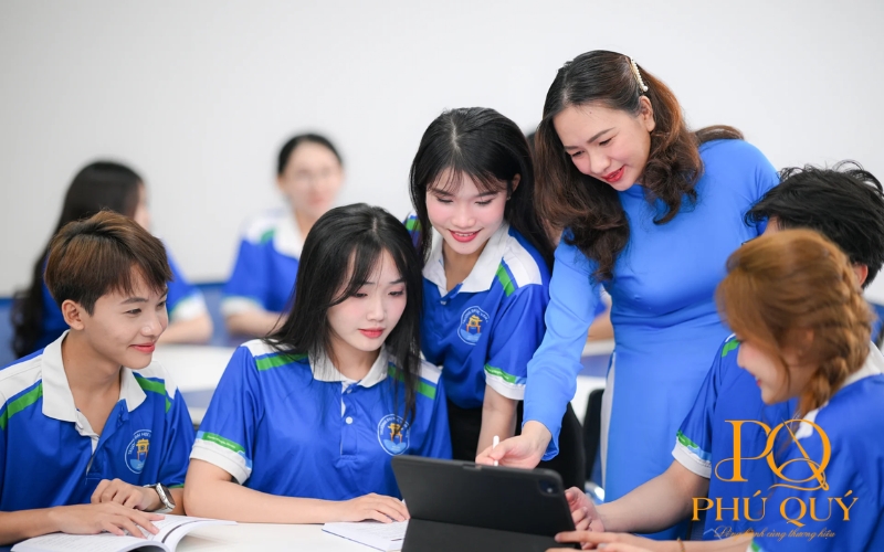 Đồng phục Đại học Văn Hiến xanh dương kết hợp đường phối xanh lá
