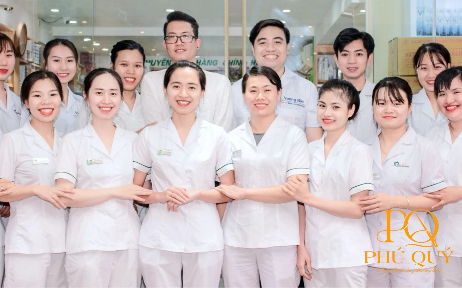 Đồng phục nhân viên của hiệu thuốc Phương Chính