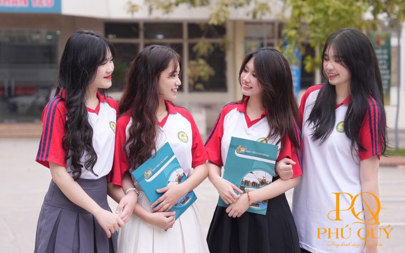 Mẫu đồng phục thể thao Học viện Tài chính màu đỏ trắng