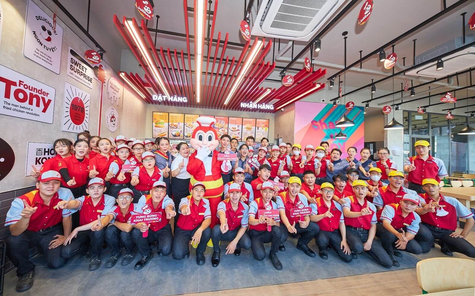 Đồng phục đồng bộ về màu sắc, phong cách năng động