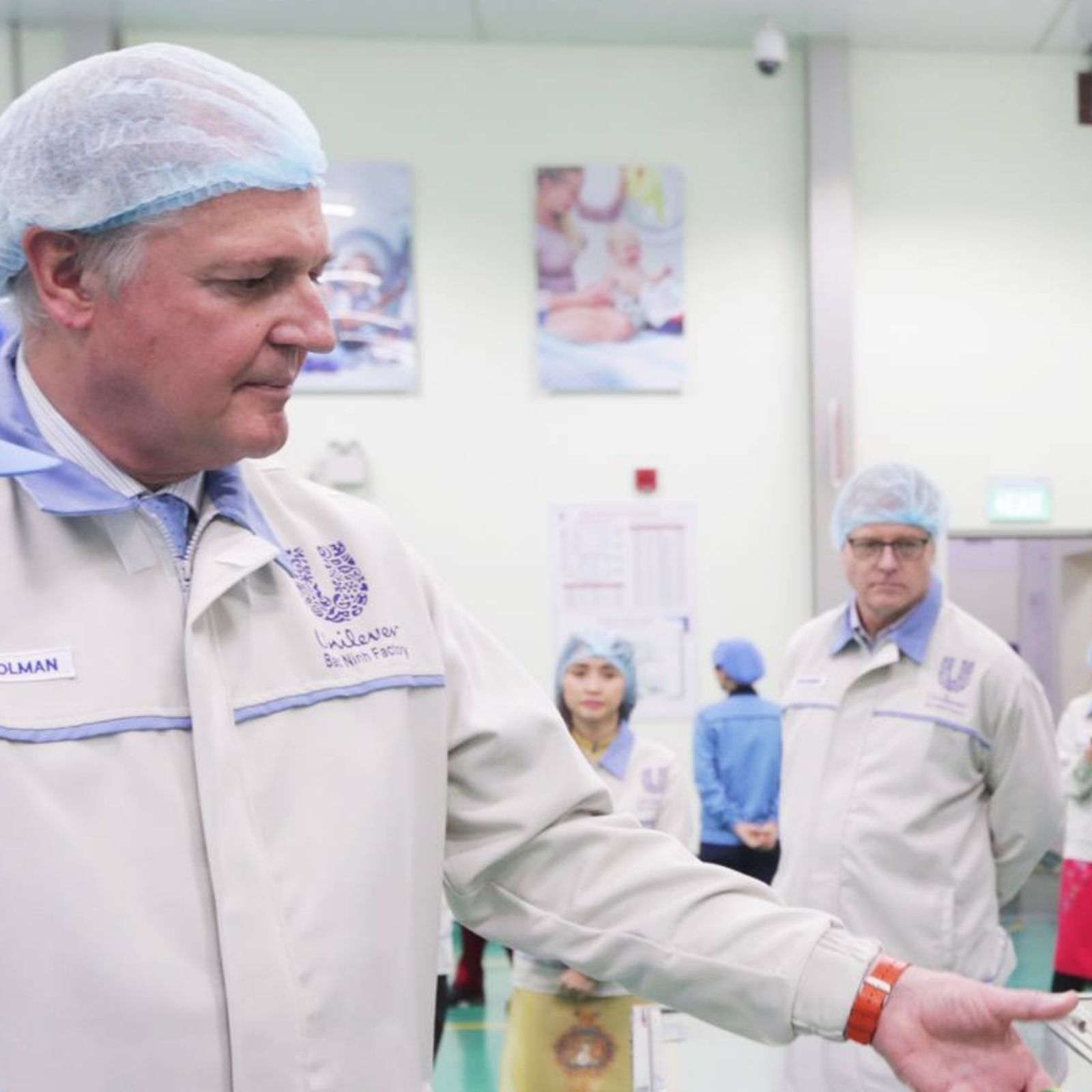 Thiết kế trang phục nhân viên nghiên cứu