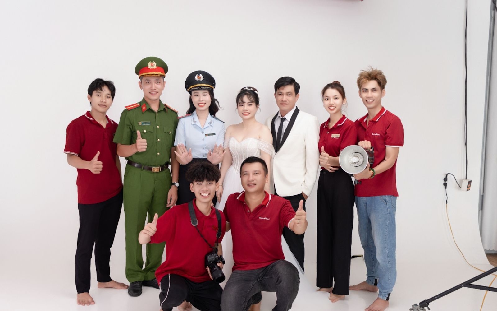 Phối màu áo đồng phục studio nghệ thuật