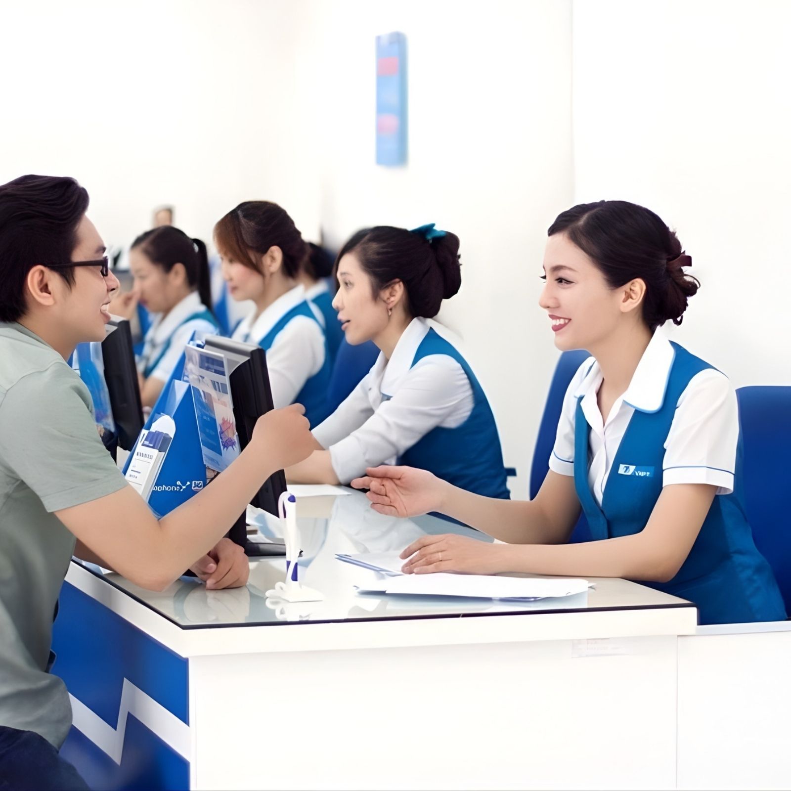 Trang phục giao dịch viên