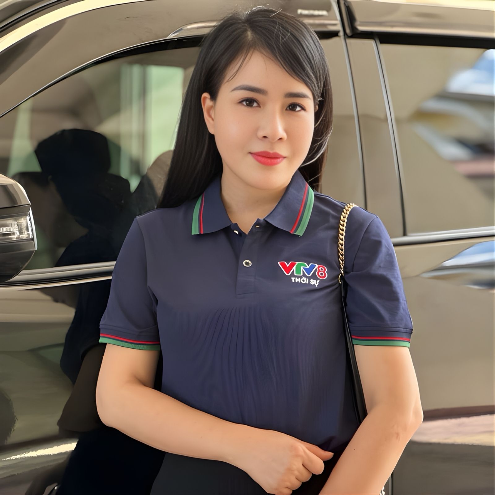Áo thun tone màu xanh đậm hiện đại
