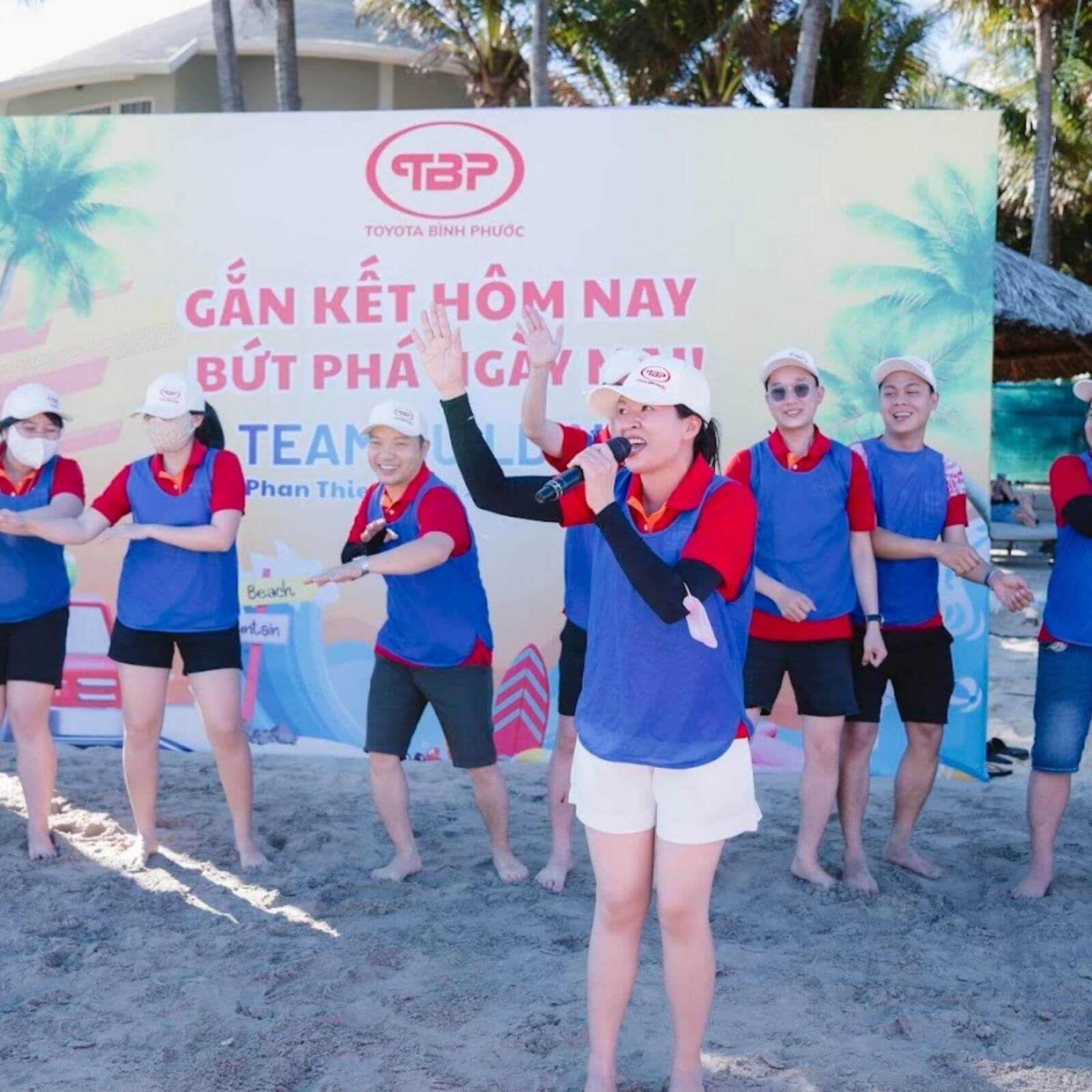 Mẫu áo thun cổ tròn