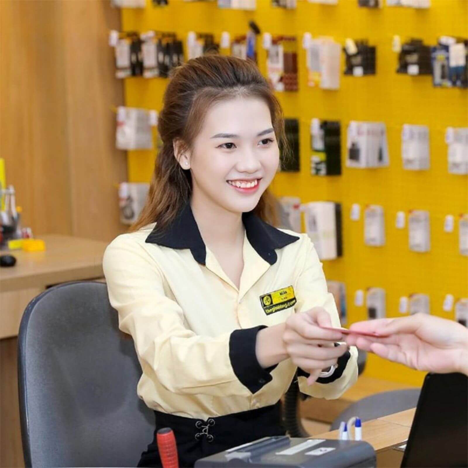 Mẫu áo sơ mi đồng phục công ty đẹp cho nhân viên showroom bán lẻ, may tại Đồng Phục Phú Quý