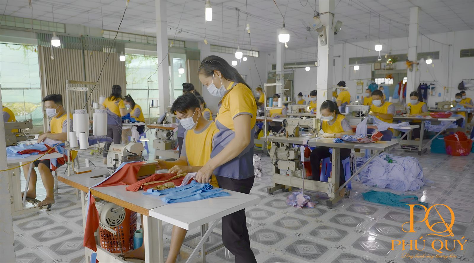Công nhân làm việc tại xưởng may đồng phục của Đồng Phục Phú Quý