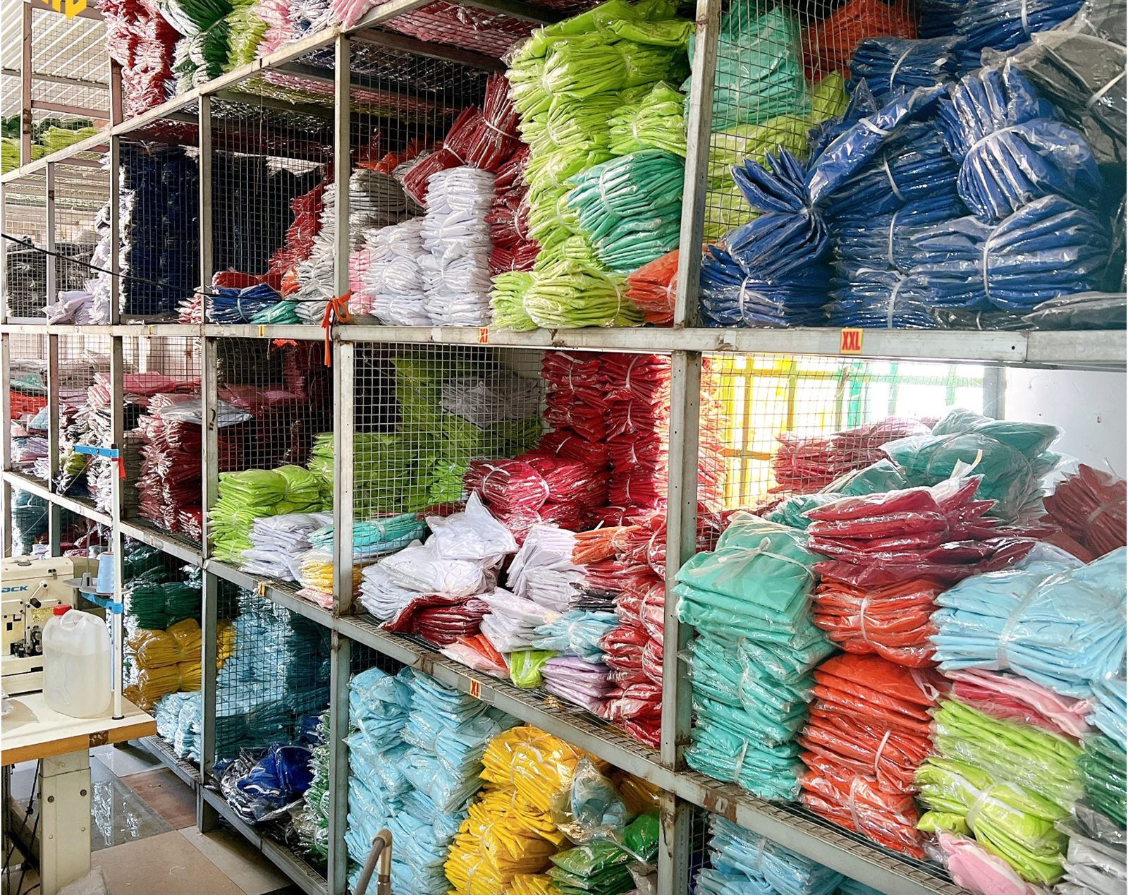 Kho áo đồng phục xếp theo màu và theo đơn tại Đồng Phục Phú Quý