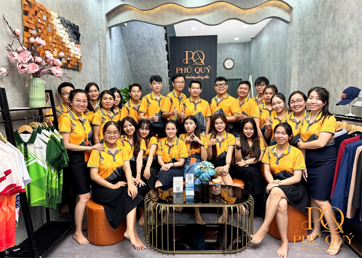 Tập thể nhân sự doanh nghiệp mặc đồng phục đồng bộ một tông màu