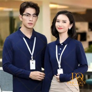 Nhân viên nam nữ mặc áo polo đồng phục công ty xanh navy