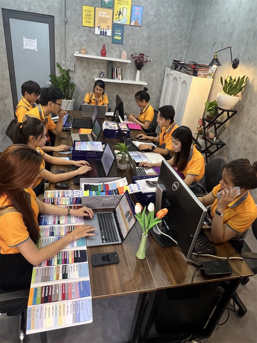 Tư vấn chọn màu vải khi khảo sát nhu cầu đồng phục công ty