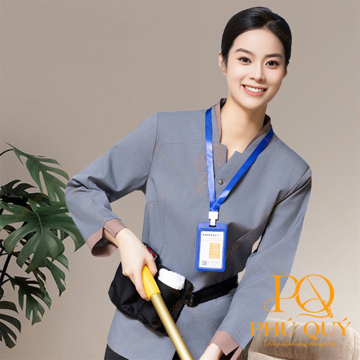 Nhân viên mặc đồng phục tạp vụ áo cổ trụ khi làm vệ sinh