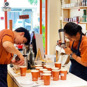 Nhân viên pha chế đeo tạp dề đồng phục quán cà phê