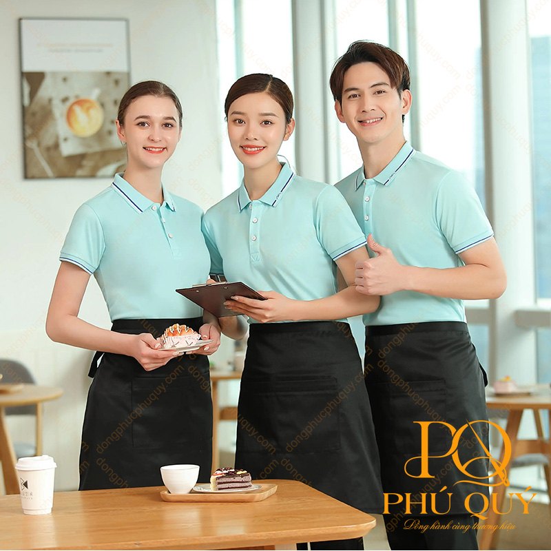 Mẫu đồng phục quán cà phê gồm áo polo xanh ngọc và tạp dề đen cho nhân viên phục vụ