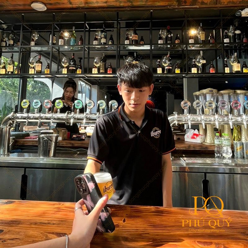 Nhân viên phục vụ quầy bia mặc áo thun màu đen phối viền