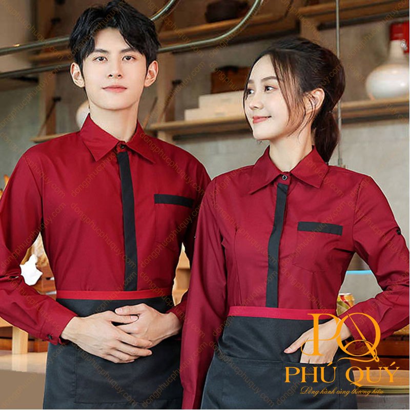Nam nữ nhân viên phục vụ mặc sơ mi đỏ đô phối đen và tạp dề đen