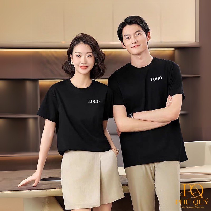 Nam nữ mặc áo thun đen có logo nhỏ ở ngực trái