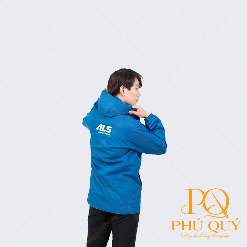In logo trên áo khoác gió đồng phục màu xanh nổi bật