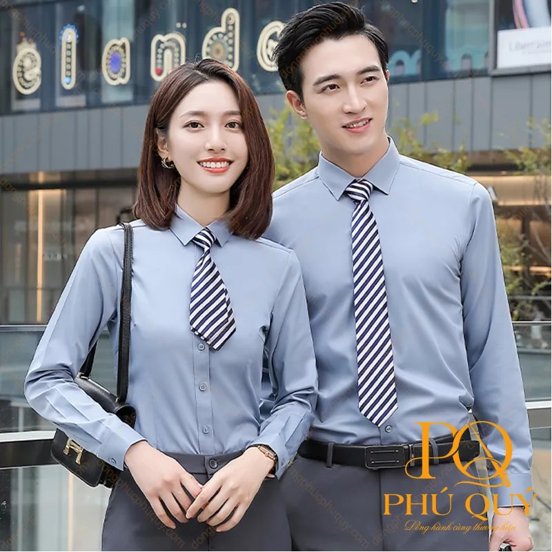 Nam nữ nhân viên mặc sơ mi xanh nhạt cùng một mẫu
