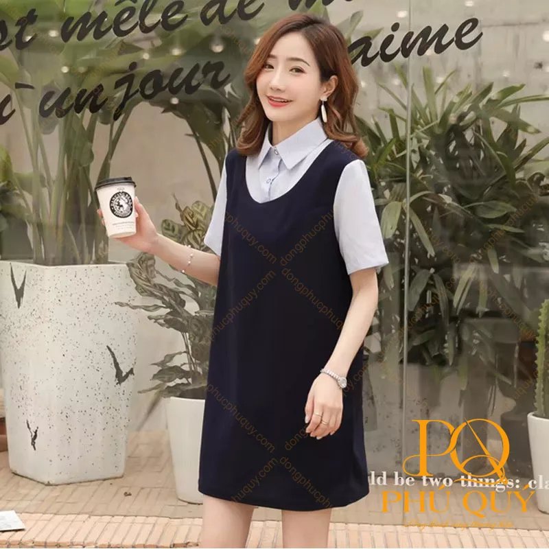 Nhân viên mang bầu mặc váy yếm dáng suông phối sơ mi tay ngắn