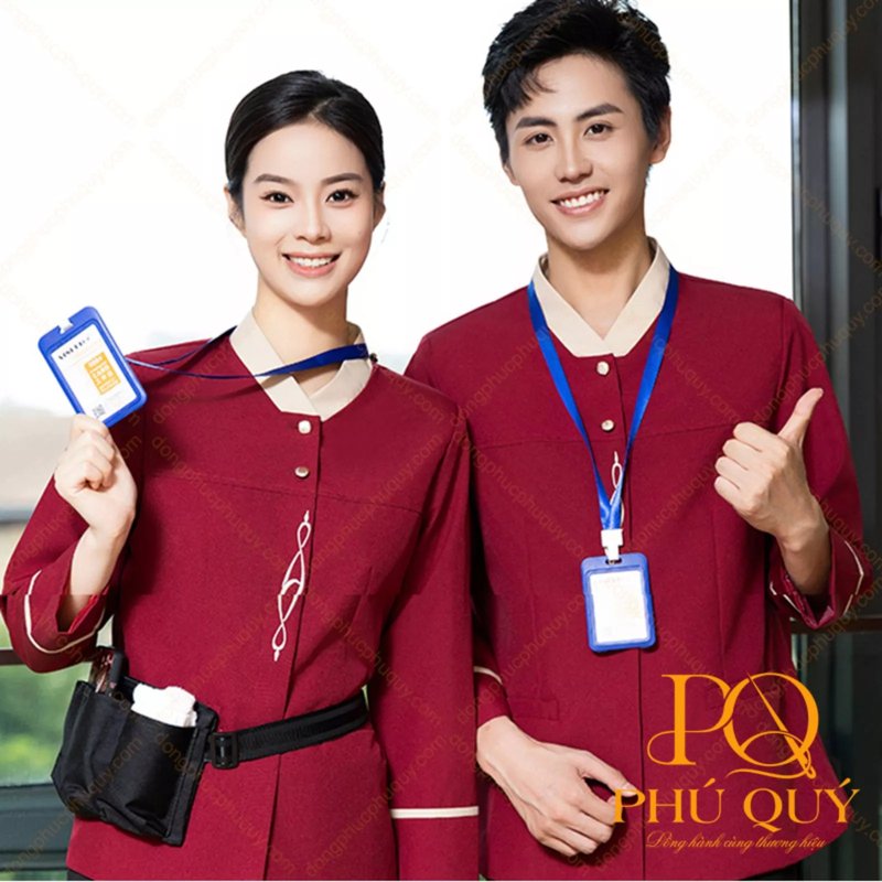 Nhân viên tạp vụ mặc áo màu đỏ đô phối cổ màu be