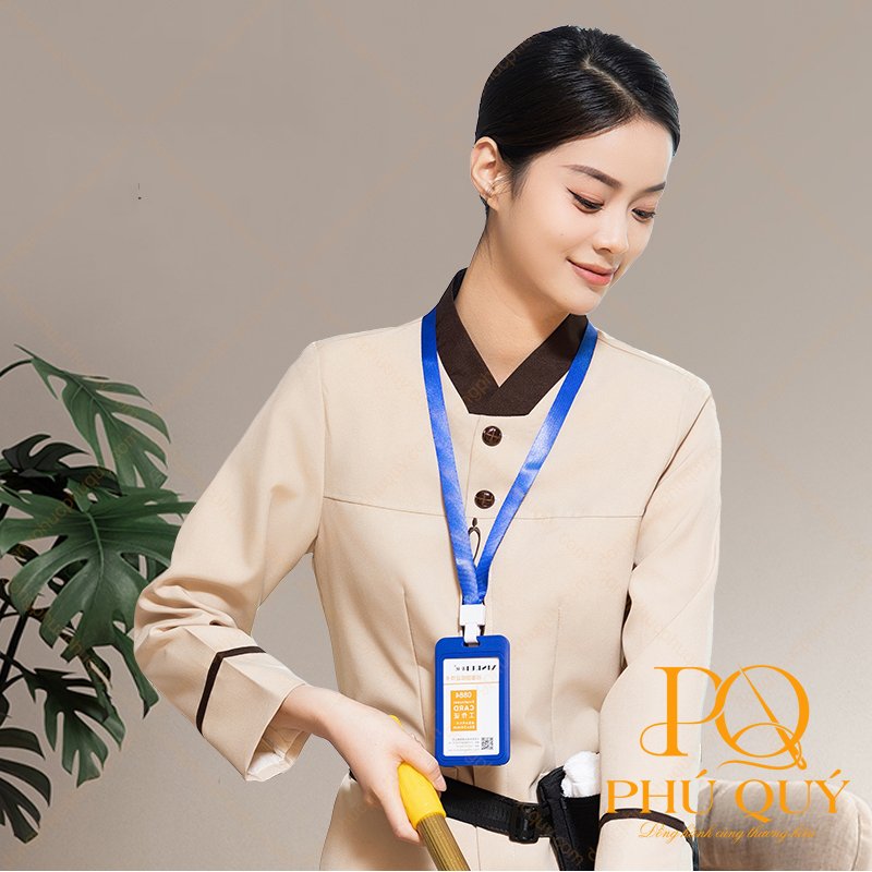 Áo tạp vụ màu be phối viền cổ và nẹp màu nâu