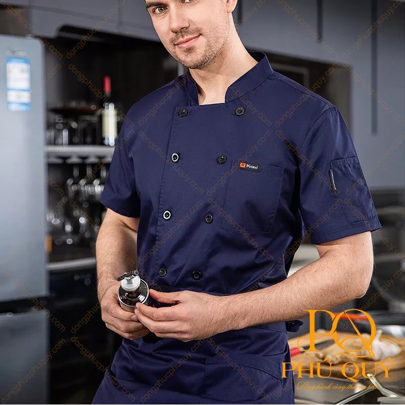 Đầu bếp mặc áo bếp navy tay ngắn hai hàng cúc viền trắng