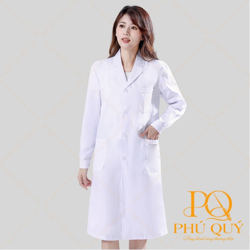ữ bác sĩ mặc áo blouse trắng dài tay